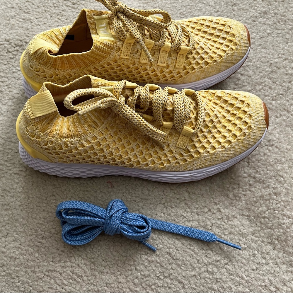 NOBULL KNIT RUNNER Sneakers women’s sz 8.5, men’s sz 7. Excellent condition.